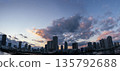 2020年黃昏時的豐洲公寓，從越中島看到的黃昏豐洲 135792688