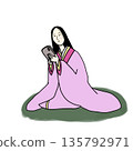 平安時代女性專心致志地看著她的智慧型手機 135792971