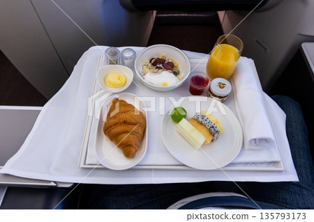 In-flight luxurious business class breakfast served on table cloth and tableware 135793173