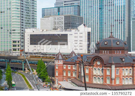 [Tokyo Station under construction] 135793272