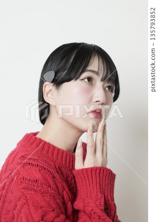 Portrait of an attractive, beautiful young woman in her twenties Portrait of an attractive, beautiful young woman in her twenties 135793852