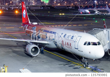 Sichuan Airlines A321 preparing for night takeoff Sichuan Airlines A321 preparing for night takeoff 135793991