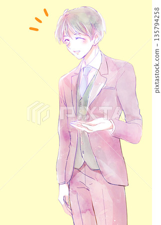 穿著西裝微笑的男人 135794258