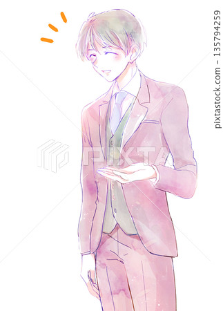 穿著西裝微笑的男人 135794259