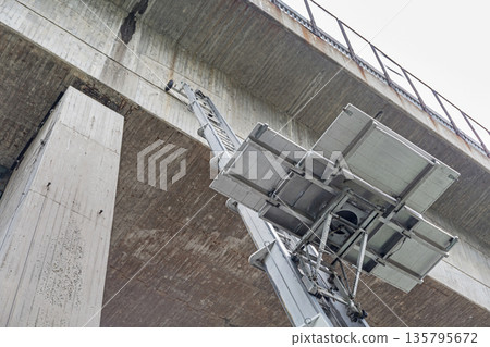 Ladder Lift Platform 135795672