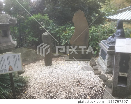 鎌倉與江之島步行之旅 2024 年版：寺廟庭院中的石燈籠 135797297