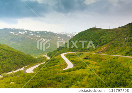 Road landscape in norwegian mountains 135797708