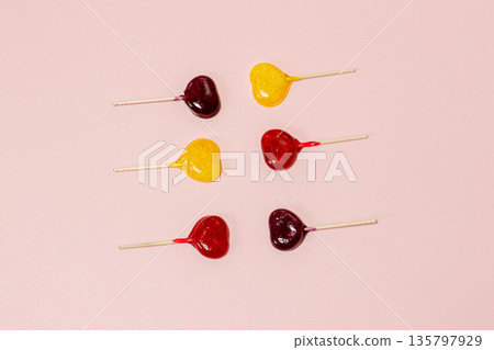 粉紅色背景上的棒棒糖 粉紅色背景上的棒棒糖 135797929