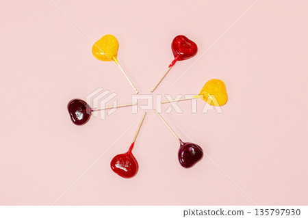 粉紅色背景上的棒棒糖 粉紅色背景上的棒棒糖 135797930