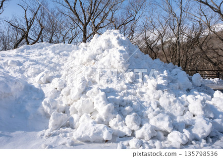 除雪作業形成的雪山 135798536