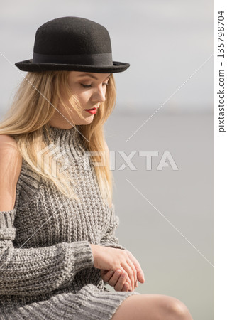 Woman wearing fedora and jumper outdoor Woman wearing fedora and jumper outdoor 135798704
