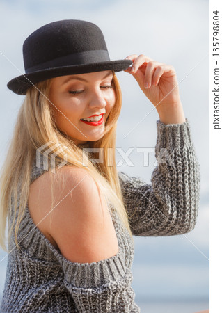 Woman wearing fedora and jumper outdoor Woman wearing fedora and jumper outdoor 135798804
