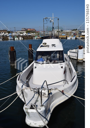 Pleasure boat 135798840