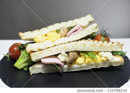 盛在盤子裡的熱三明治 135799234