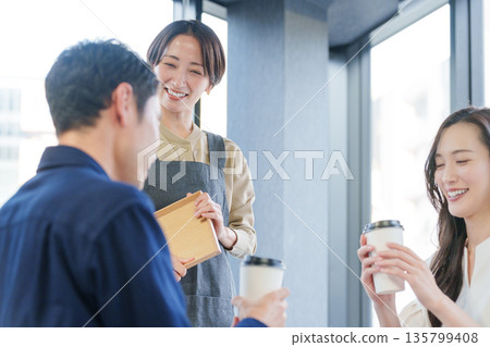 餐廳女服務生為顧客服務 135799408