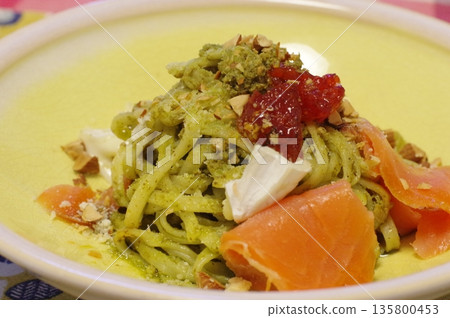 一道奢華的意麵，配上鮭魚、卡門貝爾起司和鮭魚籽，佐以香蒜醬。 135800453