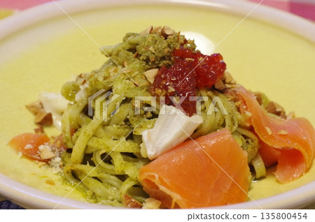 一道奢華的意麵，配上鮭魚、卡門貝爾起司和鮭魚籽，佐以香蒜醬。 135800454