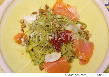 一道奢華的意麵，配上鮭魚、卡門貝爾起司和鮭魚籽，佐以香蒜醬。 135800455