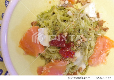 一道奢華的意麵，配上鮭魚、卡門貝爾起司和鮭魚籽，佐以香蒜醬。 135800456