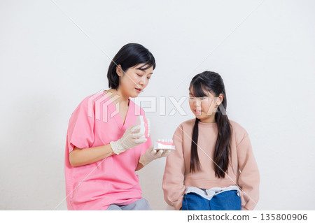 牙齒保健員和小學女生 135800906