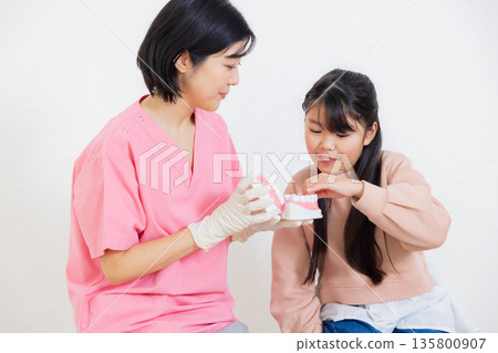 Dental hygienist and elementary school girl 135800907