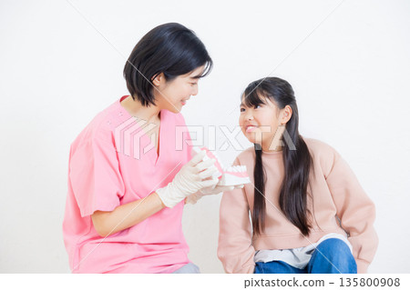 牙齒保健員和小學女生 135800908