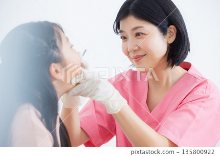 牙齒保健員和小學女生 135800922