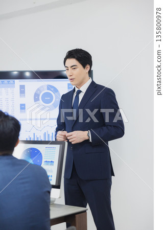 一位商人在辦公室會議 135800978