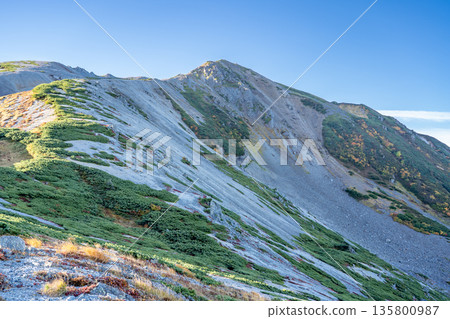 Three borders and the autumn foliage at the summit of Mt. Hakuba - Northern Alps Mt. Hakuba to Mt. Yukikura Three borders and the autumn foliage at the summit of Mt. Hakuba - Northern Alps Mt. Hakuba to Mt. Yukikura 135800987
