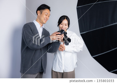 People working on set 135801033