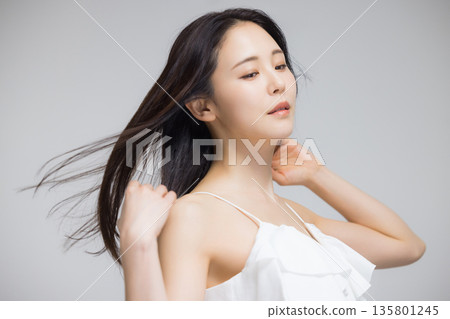 young woman with frizzy hair 135801245
