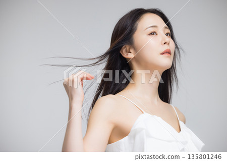 頭髮捲曲的年輕女子 135801246