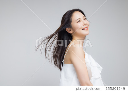 young woman with frizzy hair 135801249