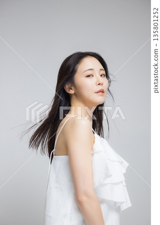 頭髮捲曲的年輕女子 頭髮捲曲的年輕女子 135801252