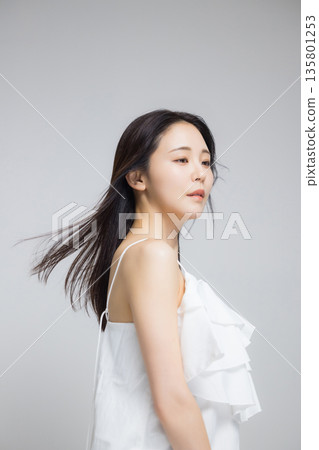 頭髮捲曲的年輕女子 頭髮捲曲的年輕女子 135801253