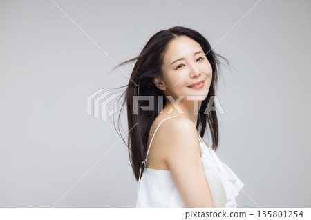 頭髮捲曲的年輕女子 135801254