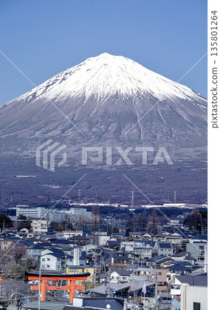 世界遺產富士山、冬季白雪皚皚的富士山以及富士宮市的城市景觀 世界遺產富士山、冬季白雪皚皚的富士山以及富士宮市的城市景觀 135801264