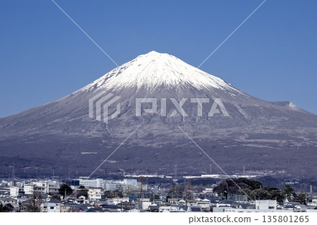 世界遺產富士山、冬季白雪皚皚的富士山以及富士宮市的城市景觀 135801265