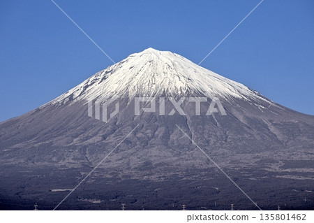 富士山，世界遺產，冬季白雪皚皚的富士山。 135801462