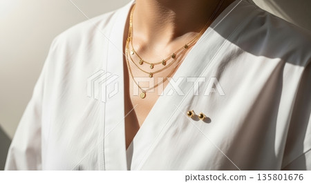 簡約優雅的時尚廣告圖片，以金色項鍊為特色 135801676