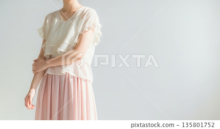 A simple fashion advertising background incorporating spring/summer trend pastel colors 135801752