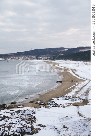 青森縣八戶市大須賀海岸和種佐海岸的雪景 135801849