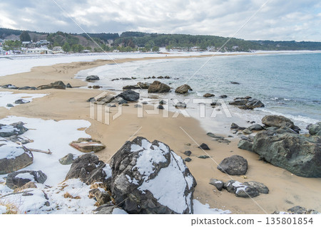 青森縣八戶市大須賀海岸和種佐海岸的雪景 青森縣八戶市大須賀海岸和種佐海岸的雪景 135801854