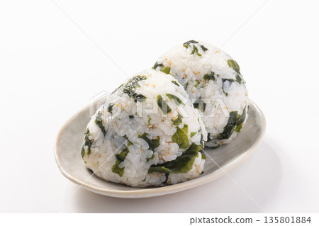 Seaweed rice rice balls 135801884