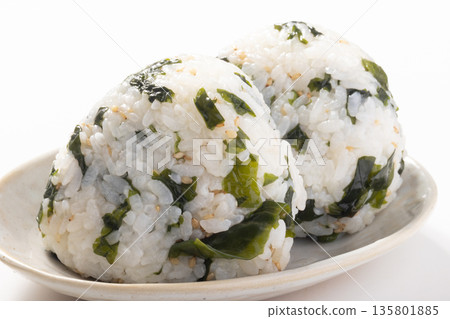 Seaweed rice rice balls 135801885