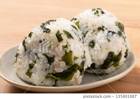Seaweed rice rice balls 135801887
