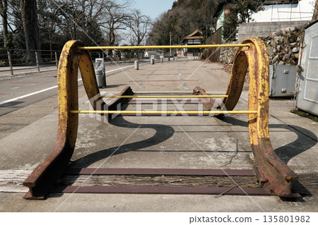 Train stop 135801982