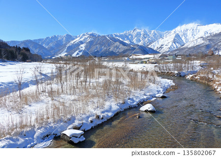 白馬村的冬天：北阿爾卑斯山晴朗的天空 135802067