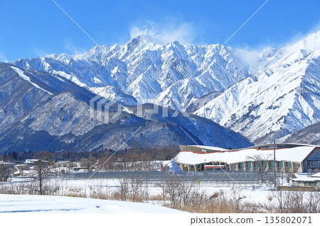 白馬村的冬天：北阿爾卑斯山晴朗的天空 135802071