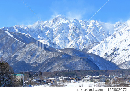 白馬村的冬天：北阿爾卑斯山晴朗的天空 135802072